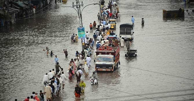 Flooded Road in Karachi - Mera Pakistan